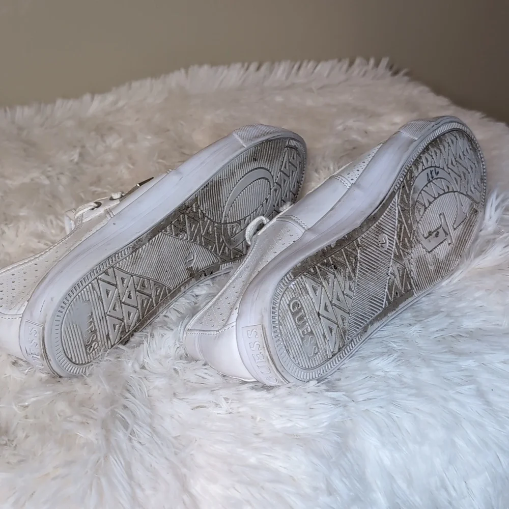 Guess White LEATHER Minimalist Tennis Shoes SZ 7